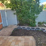 Modernes Behagliches Haus Mit Kamin, Terrasse Und Garten