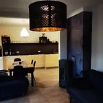 Modernes Behagliches Haus Mit Kamin, Terrasse Und Garten