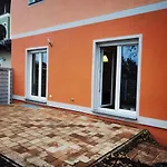 Modernes Behagliches Haus Mit Kamin, Terrasse Und Garten