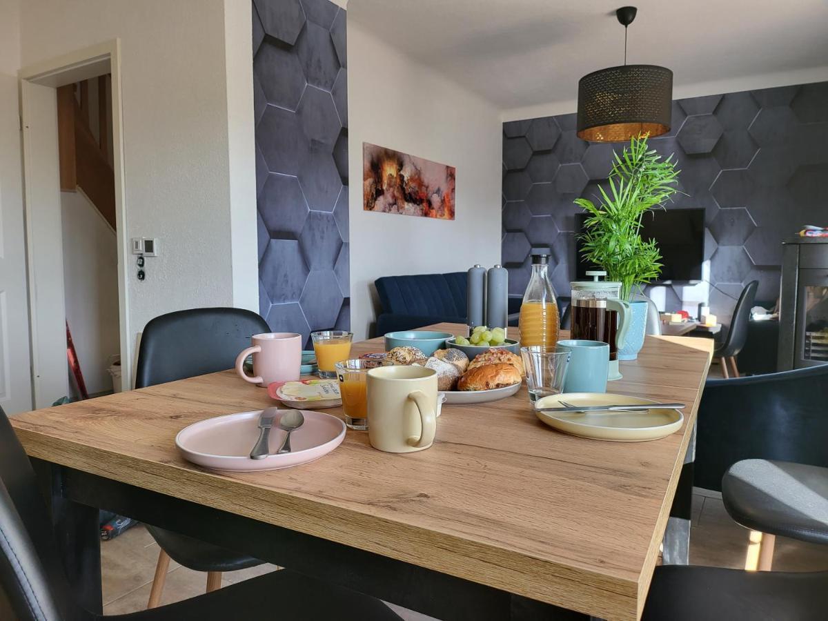 Modernes Behagliches Haus Mit Kamin, Terrasse Und Garten